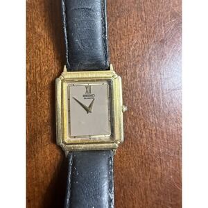 VTG Seiko Quartz Rectangular Watch Gold Tone Roman‎ Dial Need Strap